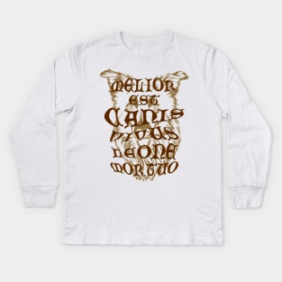 Melior est canis vivus leone mortuo' meaning a living dog is better than a dead lion, Gothic letters with a bas-relief effect on the background of a dog's head in shades of brown Kids Long Sleeve T-Shirt